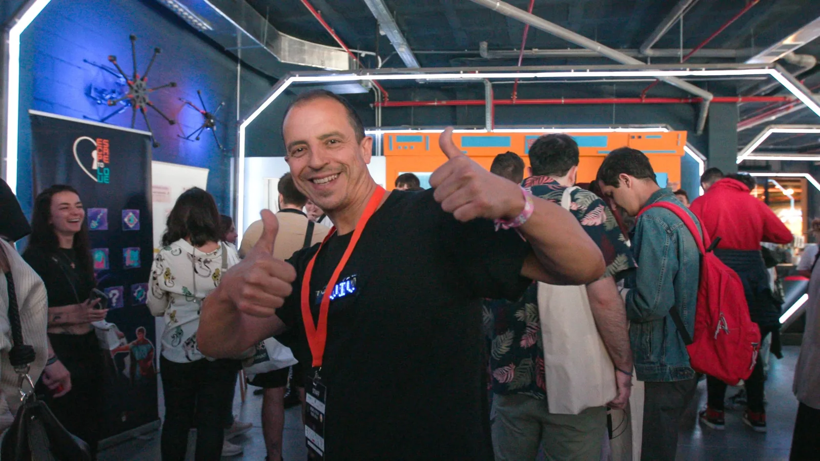 Rob Futura sonriendo en Beer & TECH con los pulgares levantados.