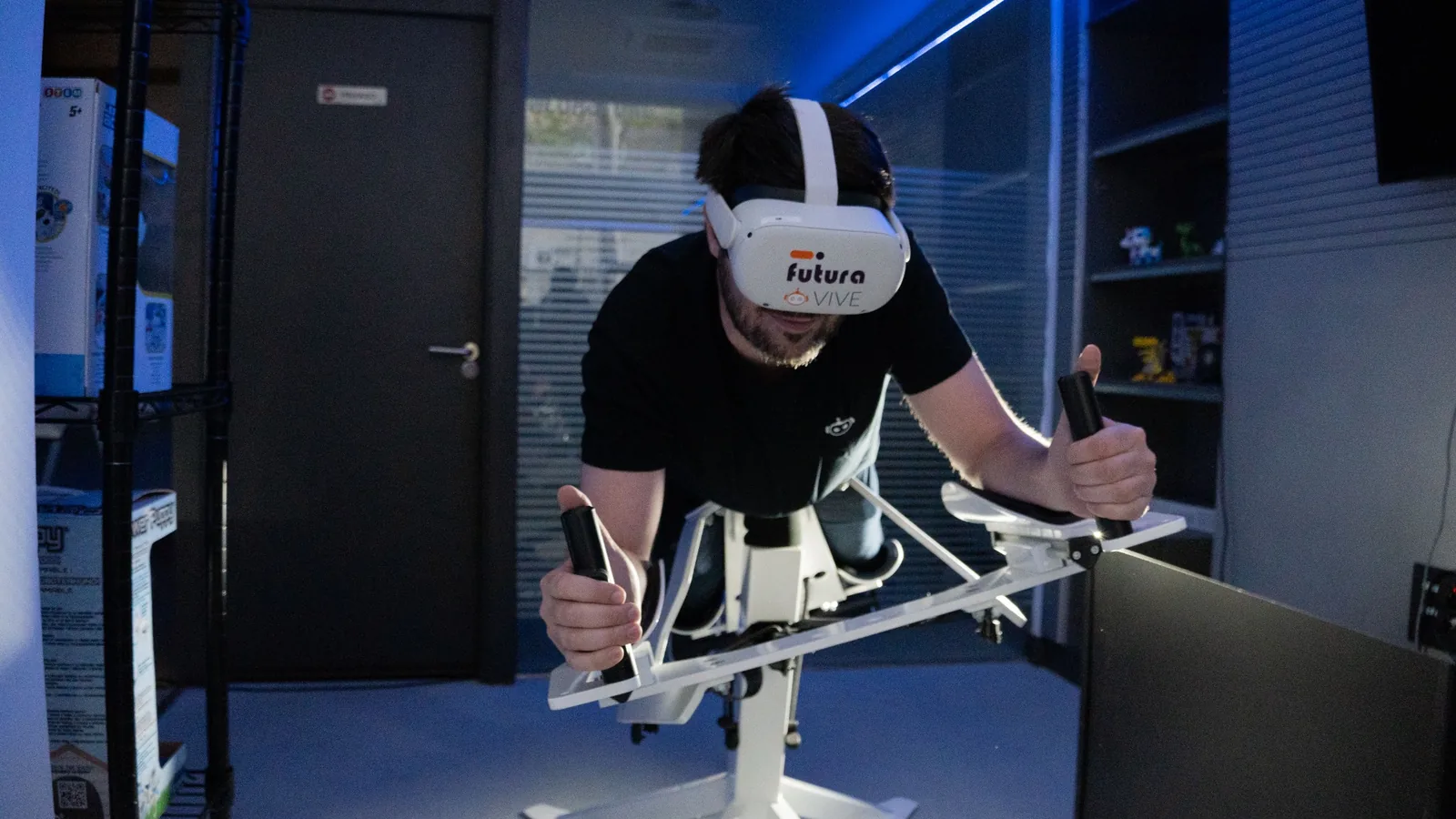 Usuario probando un simulador inmersivo de realidad virtual.
