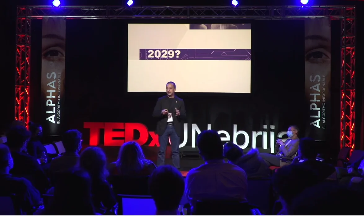 Roberto Menéndez durante su charla TEDx, con las letras TEDxUNebrija detrás.