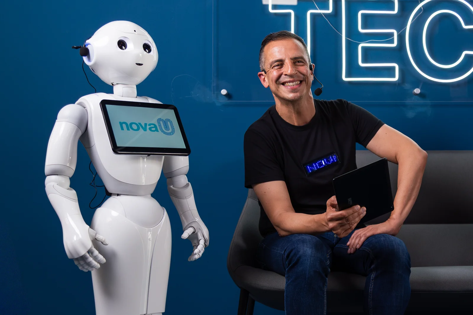 Roberto Menéndez con el robot Pepper de Nova U en el Madrid AI Grand Tour