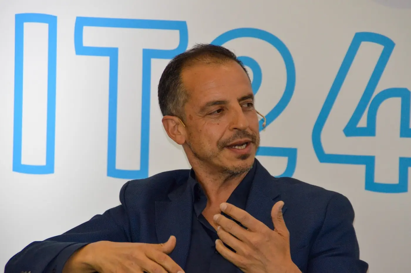 Roberto Menéndez impartiendo una keynote corporativa en un evento de OTEA.
