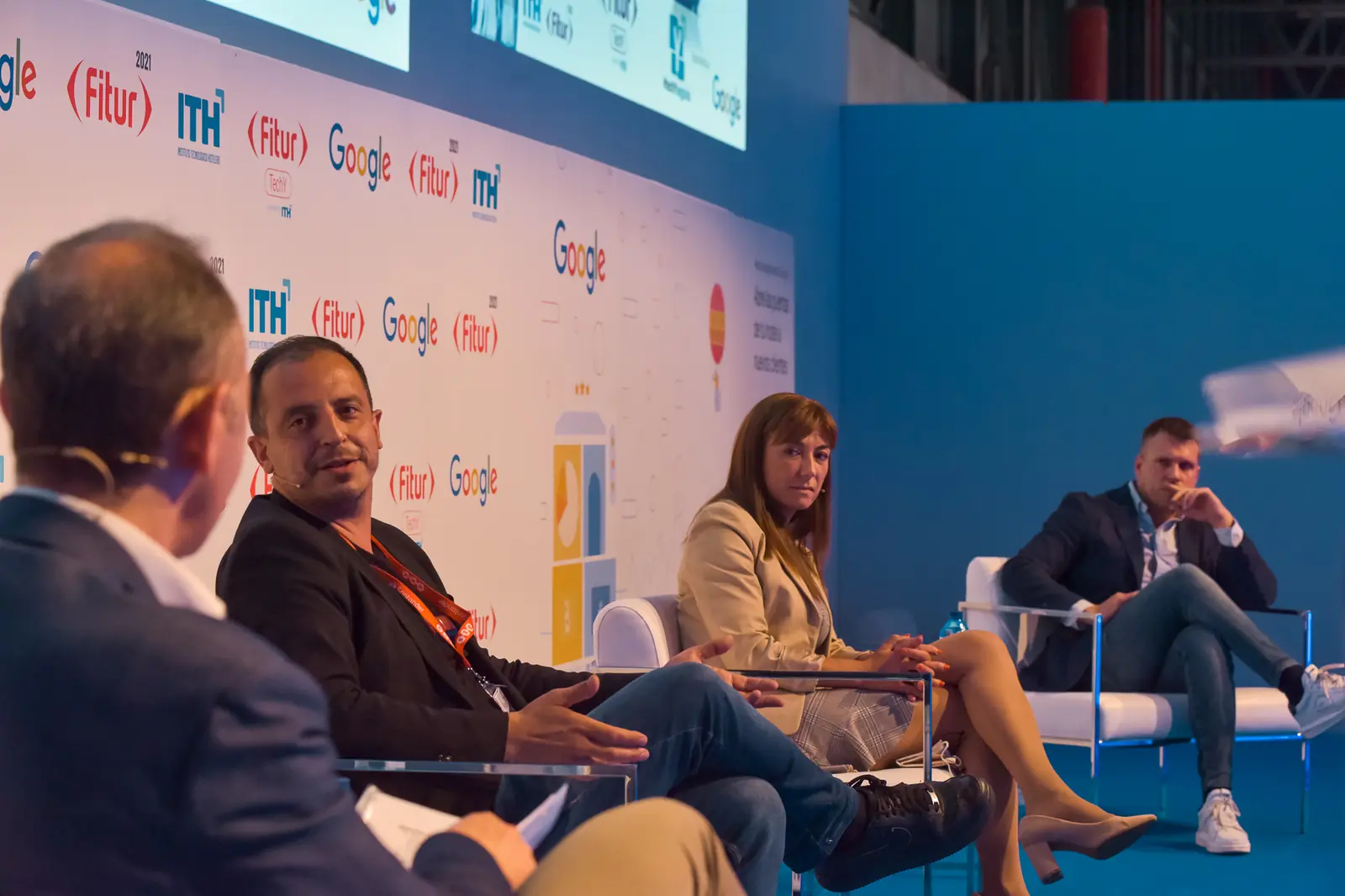 Roberto Menéndez en un panel de Fitur con Google, hablando ante el público.